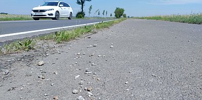 Samochody wyrzucają kamienie na ścieżkę rowerową