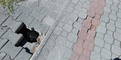 Zapadł się chodnik. Służby zareagowały szybko