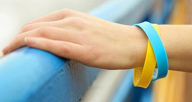 Personalizowane opaski na rękę – hit na festiwalach i koncertach-79620