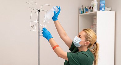 Co zawiera kroplówka na detoks? Elektrolity, witaminy, glukoza i leki – kompletny-80787