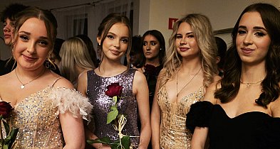 Studniówka III LO w Lesznie. 240 maturzystów na parkiecie (film, zdjęcia)