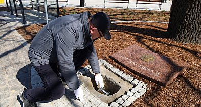 Kapsuła czasu ponownie spoczęła pod dębem na Rynku w Osiecznej (zdjęcia)