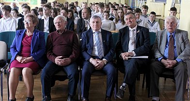 Marynarze z okrętu wojennego ORP Błyskawica w SP nr 2 Lesznie (zdjęcia)