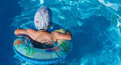 Niezbędnik małego pływaka. Jakie akcesoria zabrać ze sobą na basen i plażę?