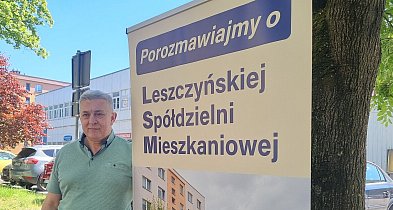 Pan Jerzy stanął z banerem. Zwraca się do mieszkańców LSM