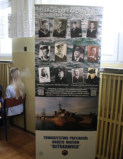 Marynarze z okrętu wojennego ORP Błyskawica w SP nr 2 Lesznie (zdjęcia)