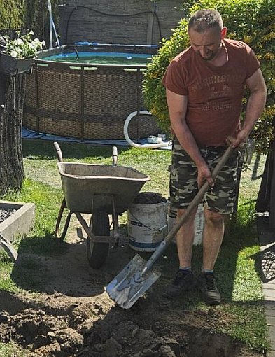 Dzieje się. Tata Zuzi z Klonówca chwycił za łopatę