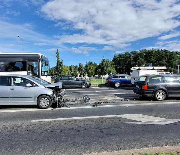 Zderzenie trzech aut na Al. Konstytucji 3 Maja. Jedna osoba w szpitalu (zdjęcia)-78470