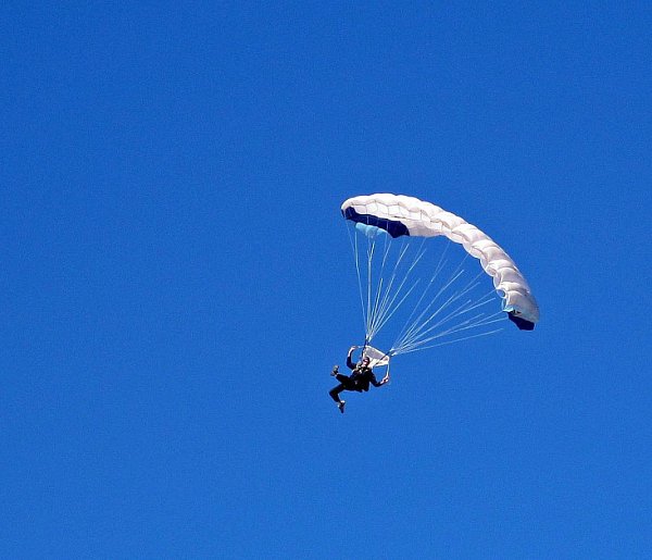 Wypadek spadochroniarki w Lasocicach. Wezwano śmigłowiec LPR-78596