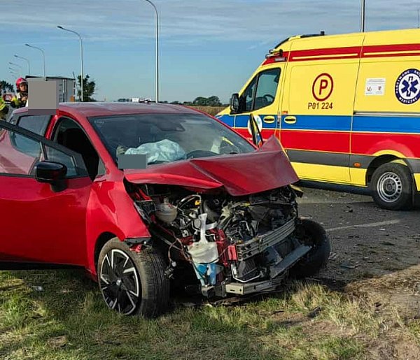 Zderzenie dwóch osobówek na S5. Jedno z aut jechało pod prąd (zdjęcia) -78710