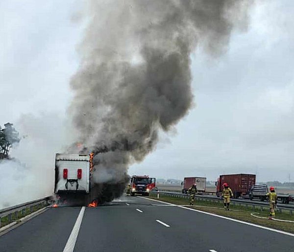 Pożar naczepy na ekspresówce. Pali się ładunek papieru (zdjęcia)-79251