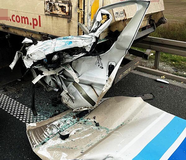 Na ekspresówce transport medyczny wjechał w ciężarówkę (zdjęcia)-79362