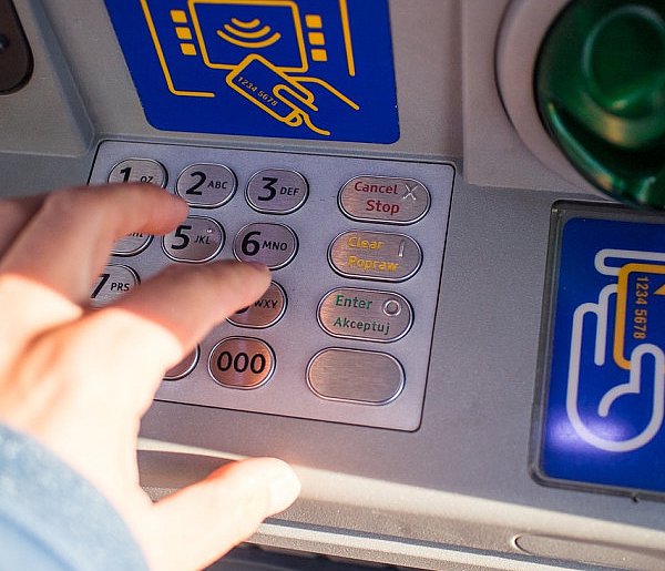 Z kont znikały pieniądze. Policja i bank badają ogólnopolski incydent-79697