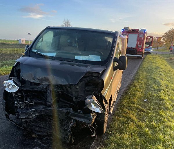 Zderzenie dwóch aut na skrzyżowaniu. Jedno dachowało (zdjęcia)-79772