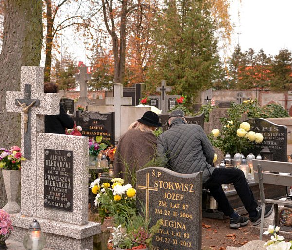Savoir-vivre na 1 listopada. Jak się zachować podczas wizyty na cmentarzu?-79872