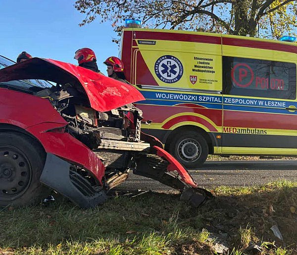Kierowca forda wjechał w drzewo. Służby ratownicze na miejscu (zdjęcia)-80078