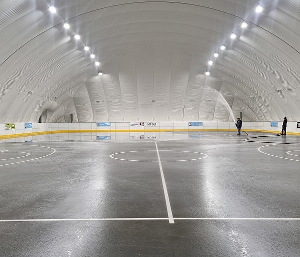 Leje się woda ku radości łyżwiarzy. Sezon na lodowisku tuż - tuż (film)-80081