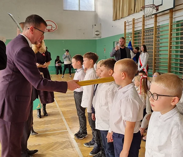 Pasowanie pierwszoklasitów w Szkole Podstawowej nr 12 w Lesznie (zdjęcia)-80111