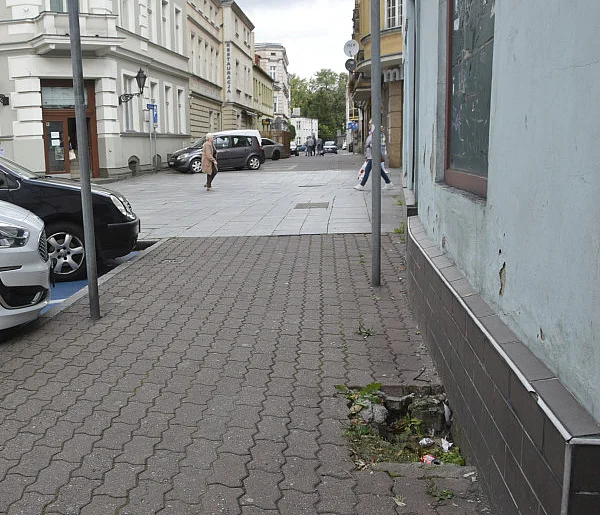 Niebezpieczna dziura w centrum Leszna. Czytelniczka prosi o interwencję-80225