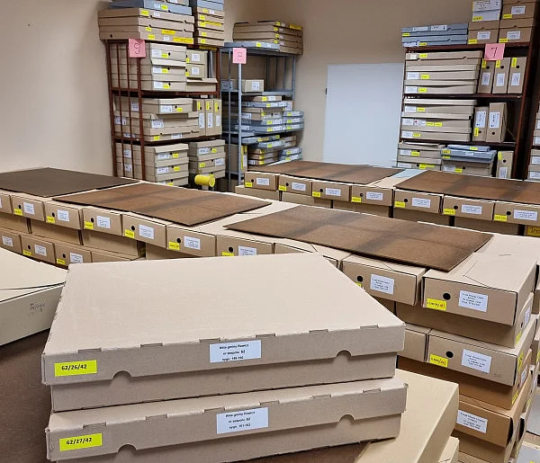 2,5 kilometra akt wywiozą z Leszna do Bydgoszczy i to pod nadzorem policji-80276