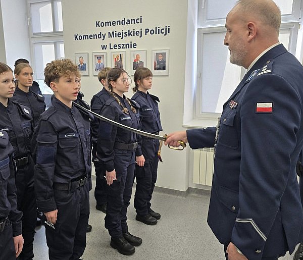 Komendant pasował uczniów I klasy policyjnej w Lesznie (zdjęcia)-80303
