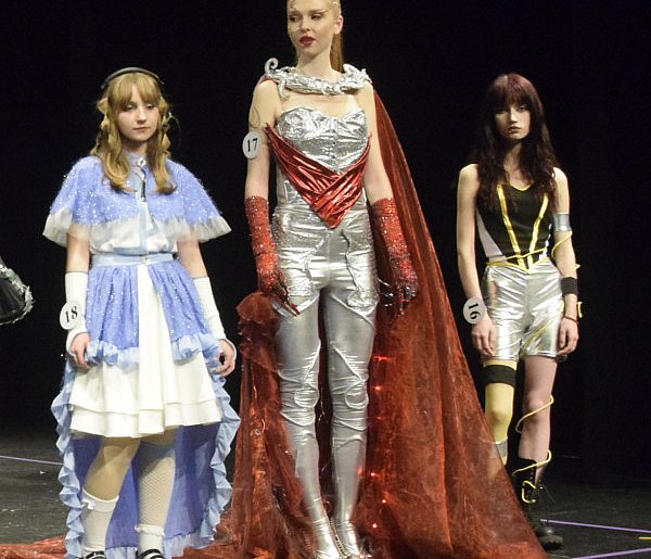 Młodzi projektanci pokazali w Lesznie kreacje nawiązujące do AI (zdjęcia)-80288