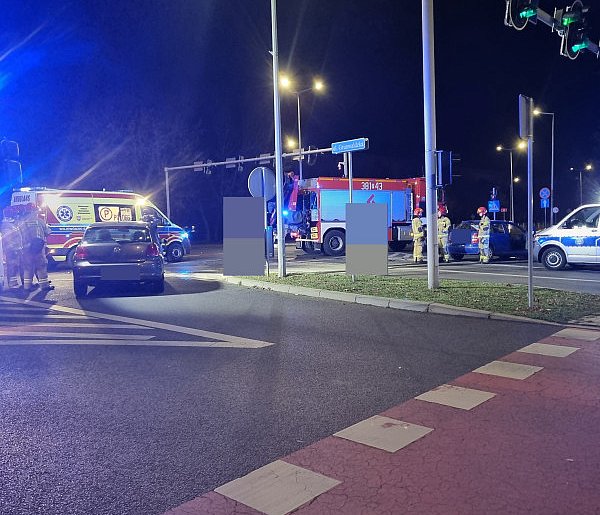 Zderzenie 2 samochodów. Są utrudnienia w ruchu (zdjęcia)-80315