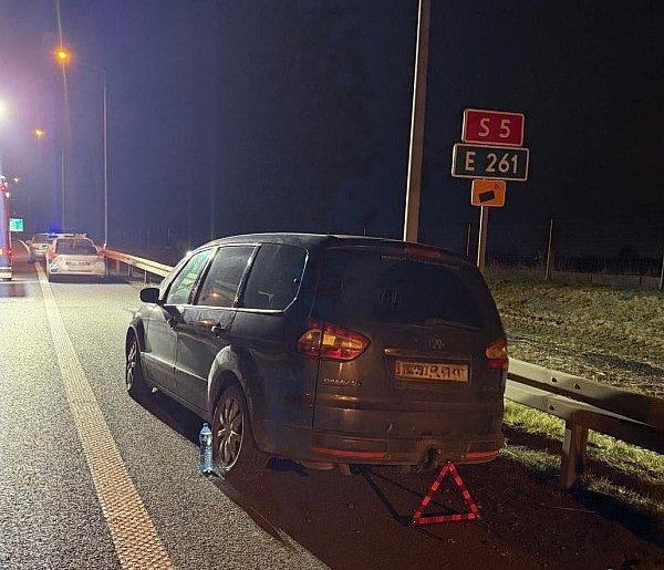 Na drodze S5 ford wjechał w barierę. Kierowca był reanimowany (zdjęcia)-80387