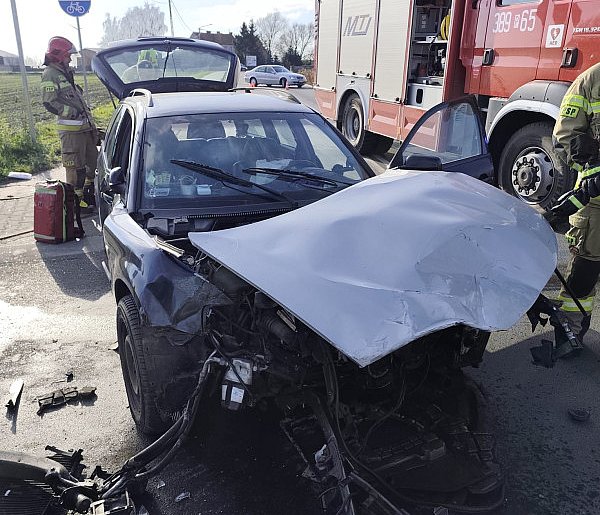 Dwa auta zderzyły się w Nowej Wsi. Jedna osoba w szpitalu (zdjęcia)-80462