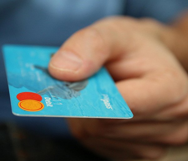 Fiskus skontroluje płatności kartą Polaków? Resort zabiera głos-80522