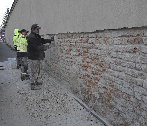 Mur wokół lapidarium znów jest remontowany. Poprzednie prace nie...-80549