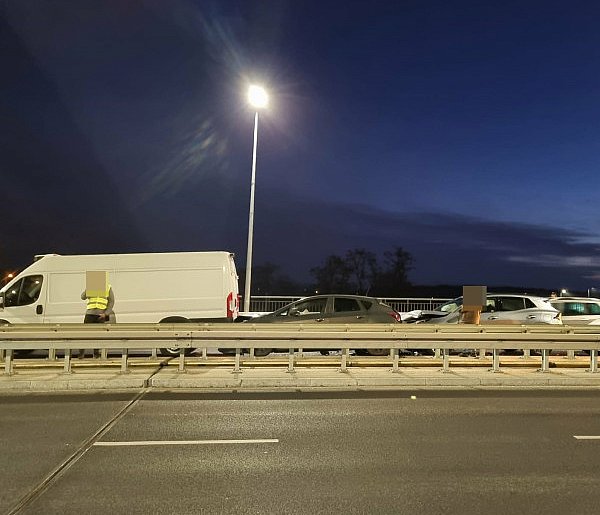 Na wiadukcie w Lesznie zderzyło się kilka aut. Policja ustala kto zawinił-80576