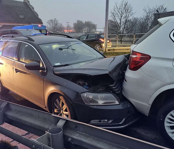 Zderzenie 4 aut na wiadukcie w Lesznie. Jedna osoba w szpitalu (zdjęcia)-80718