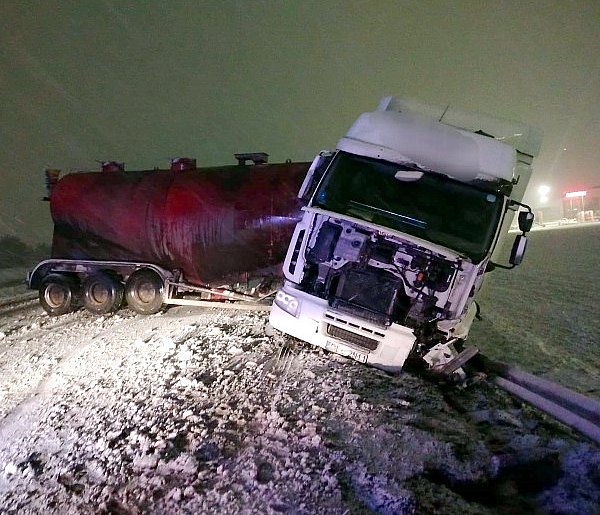 Cysterną wjechał do rowu. Policja apeluje o ostrożność (zdjęcia)-80733