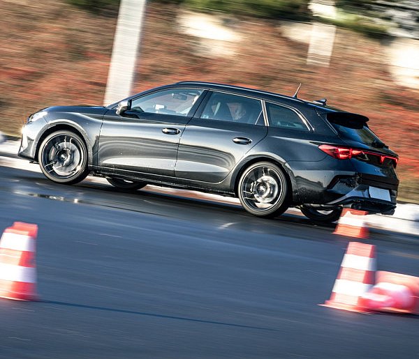 Policja w Wielkopolsce ma nowe wozy pościgowe. Jeden jest w Lesznie, drugi...-81042