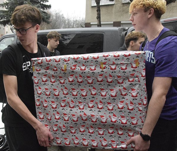 II LO w Lesznie przygotowało paczki dla 37 potrzebujących rodzin (zdjęcia)-81105