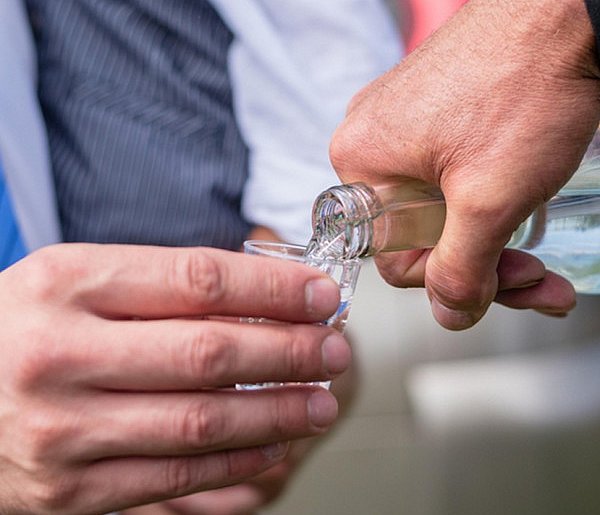 Prowadzący Żabkę zatrzymał pijanego kierowcę i przekazał go policji-81126