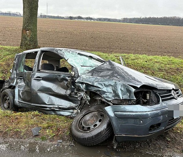 Zderzenie ciężarówki z osobówką. Kobieta w szpitalu (zdjęcia)-81219