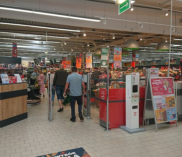 Pracownicy popularnej sieci mają dość. W południe zatrzymają pracę-81242