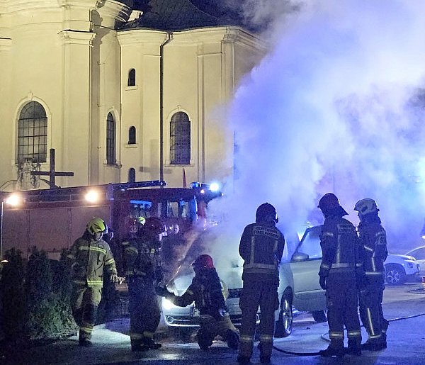 W Rydzynie doszczętnie spalił się samochód. Stał przy kościele (zdjęcia)-81321