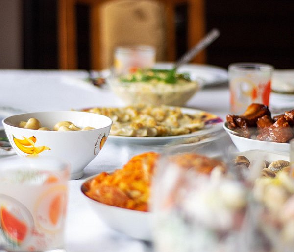 Polacy znów sięgną głębiej do kieszeni. Tyle wydają na świąteczne jedzenie-81402