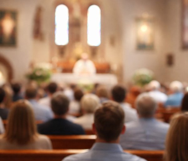 Ilu Polaków naprawdę chodzi do kościoła? Jedna statystyka szokuje-81443