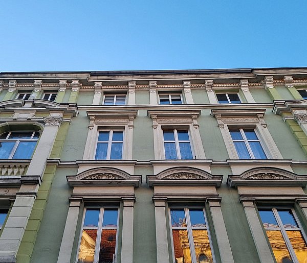 Takich okien nie ma żadna miejska kamienica w Lesznie (zdjęcia)-81585