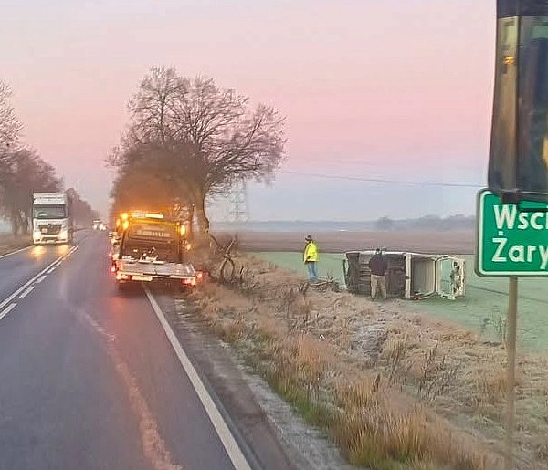 Wpadł w poślizg, wylądował na polu, wezwał pomoc, a ona policję-81573