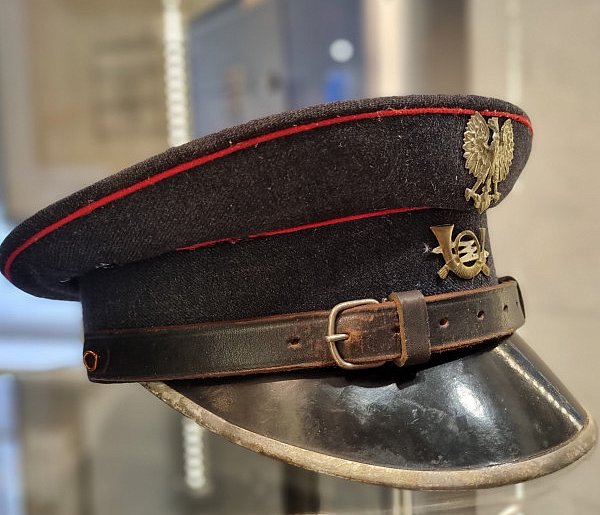 Podarowała czapkę i zniknęła. Kolekcjoner liczy, że pozna historię daru-81772