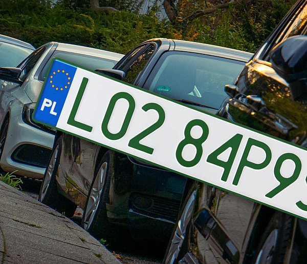 Tablice z zielonymi napisami na kolejnych autach. Nie chodzi o "elektryki"-81735