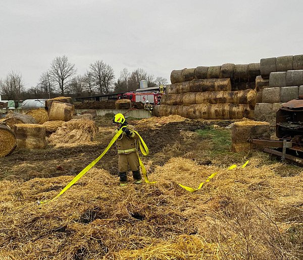 Kilka pożarów w sylwestrową noc. W jednej z kamienic ktoś podpalił wózek-82048