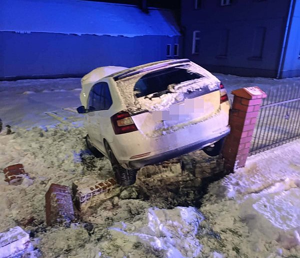 Staranował płot w Lipnie, uciekł i wrócił. Miał 2 promile! (zdjęcia)-82138