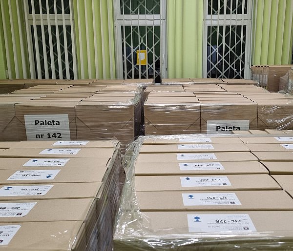 Pod obstawą ochrony wywożą z Leszna ważne akta (zdjęcia, film)-82363