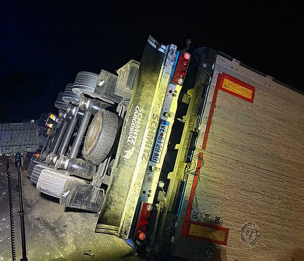 Na S5 przewrócił się tir załadowany krajanką tytoniową (zdjęcia, film)-82390